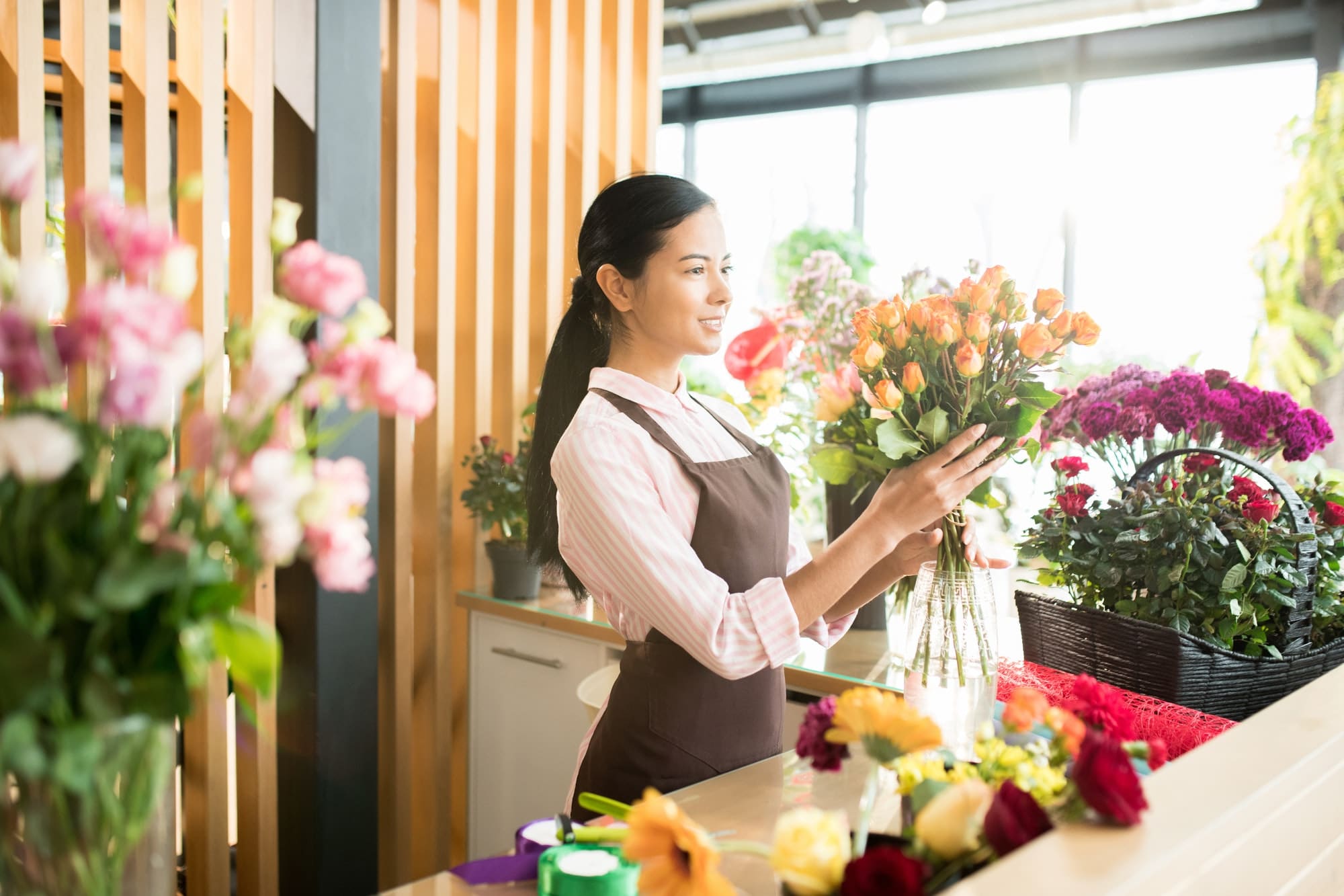 Making rose bouquet