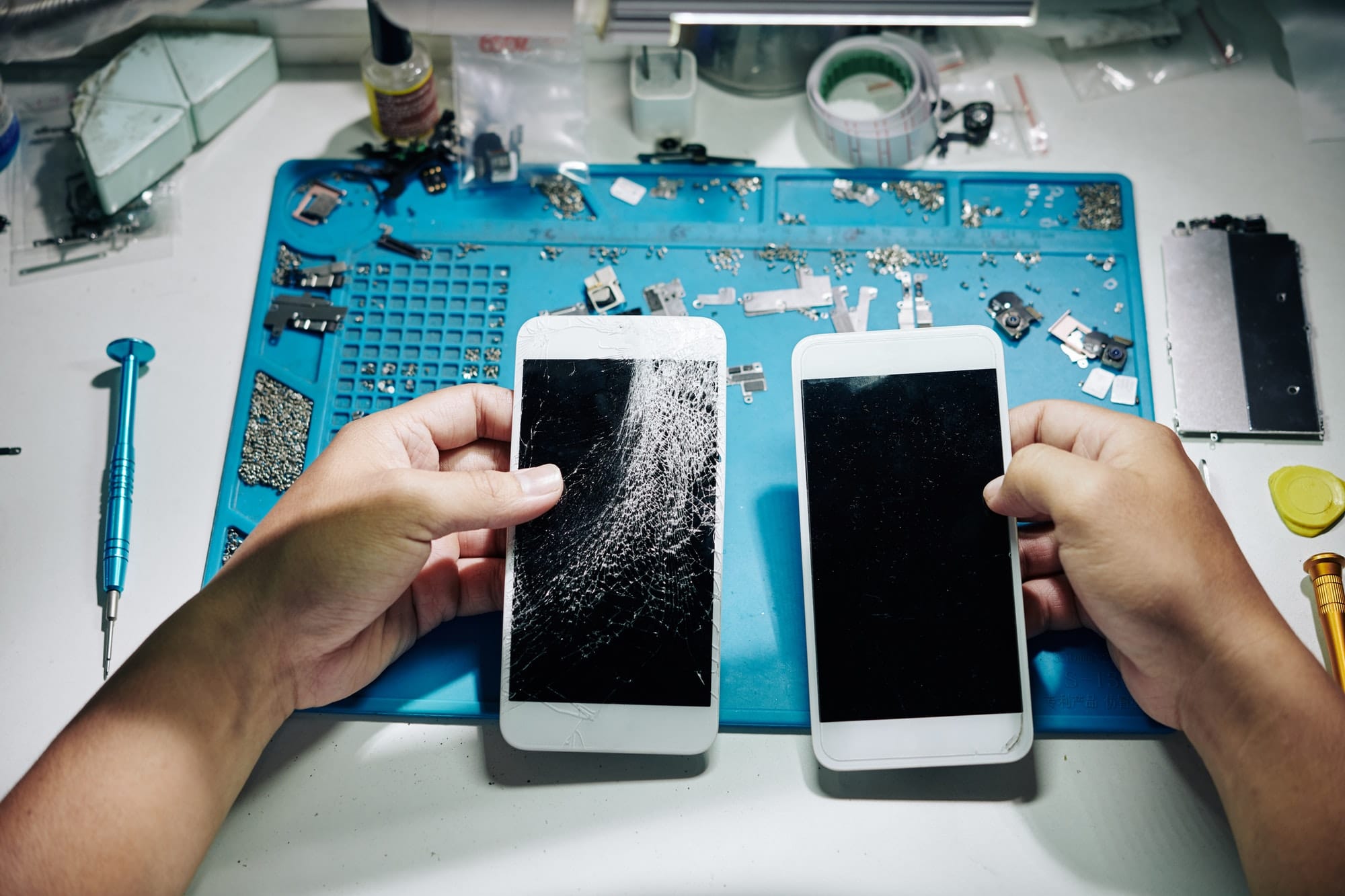 Repairman changing smartphone screen