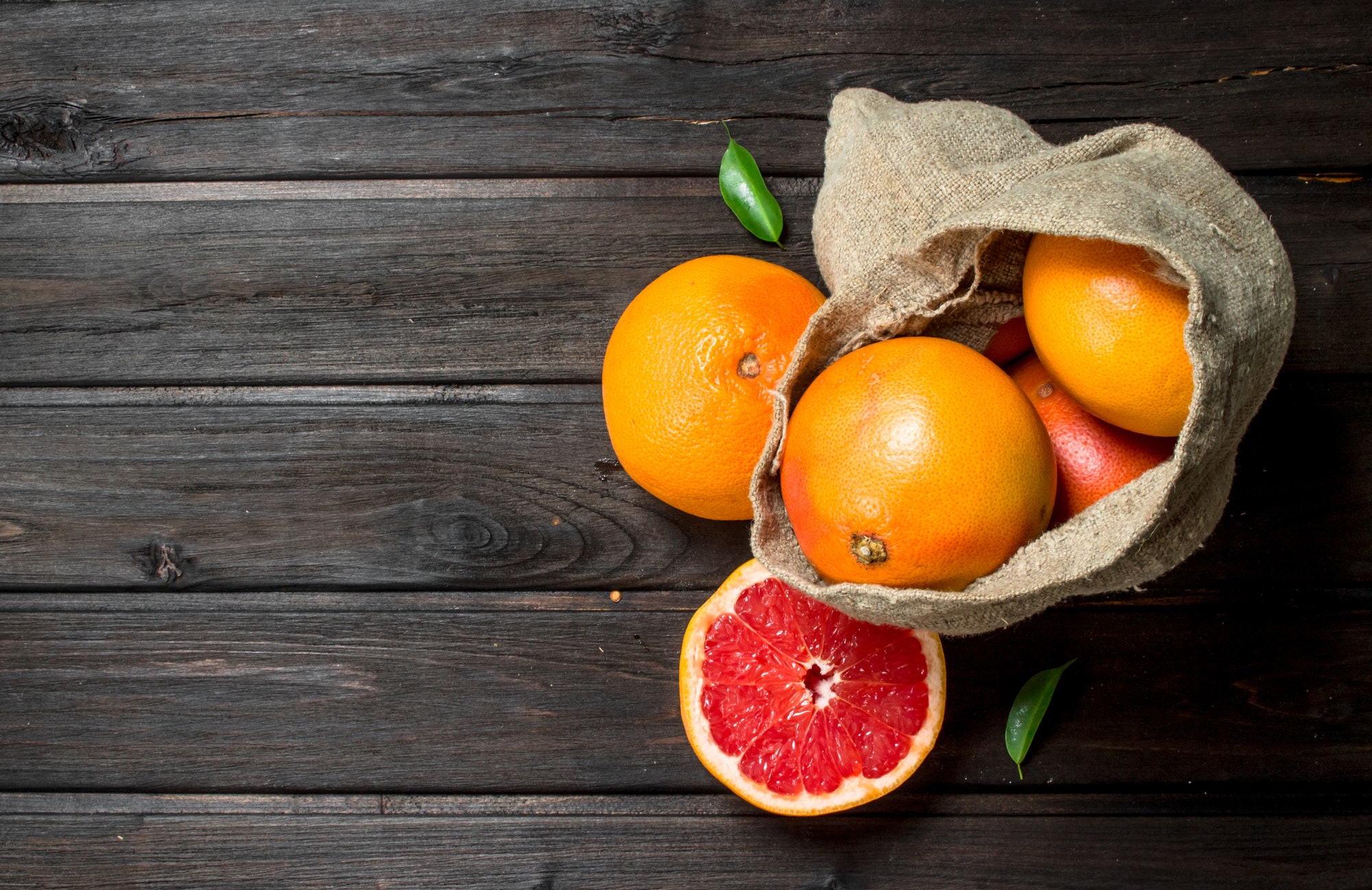 Grapefruits in an sack.